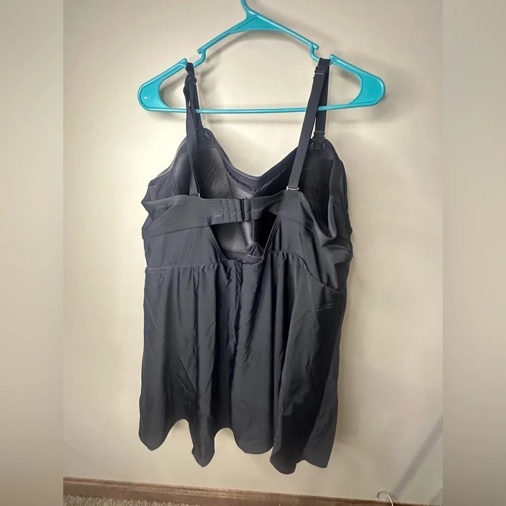 NWT Womens 4 Torrid Deep Black Wireless strapless bandeau swim dress with brief